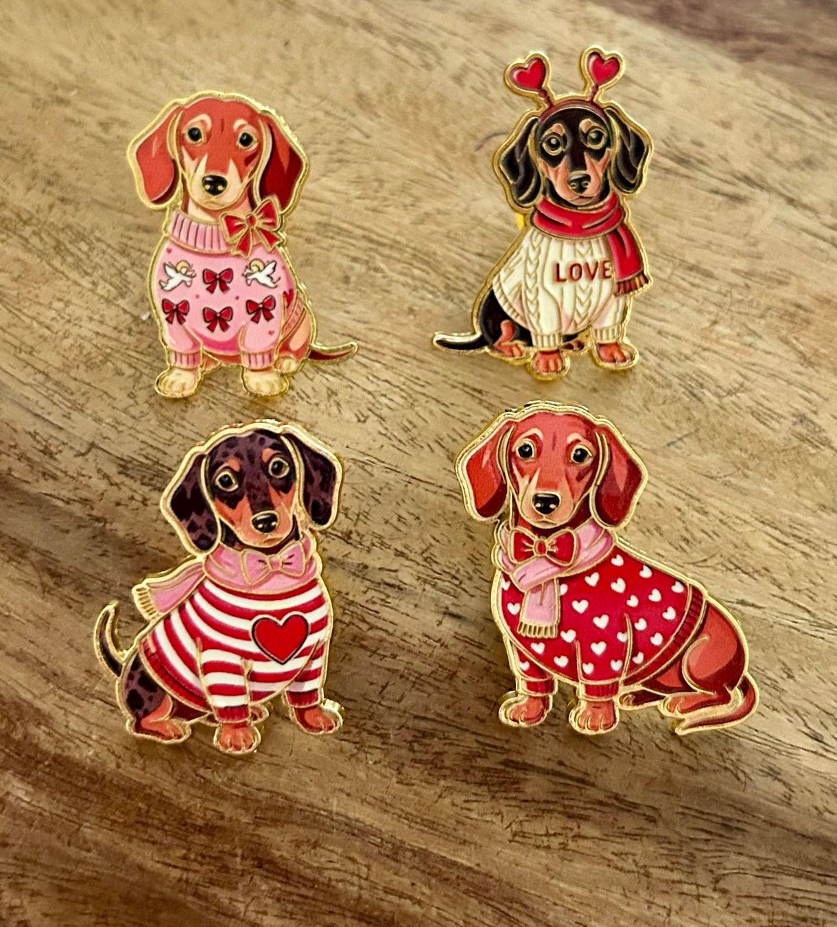 Placchette & Badge: Set 4x Pin Hund Dackel – Nuovo e nell'imballaggio originale da Geneve venduto da vane267
