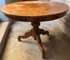 Runder Holztisch mit Fuss
