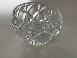 Bol décoratif en cristal taillé.
