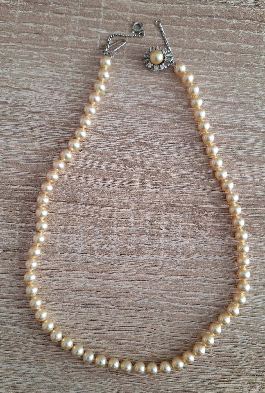Catenine: Perlenkette mit Rosetten-Verschluss – Nuovo (secondo la descrizione) da Niederrohrdorf venduto da Papillon_47 1