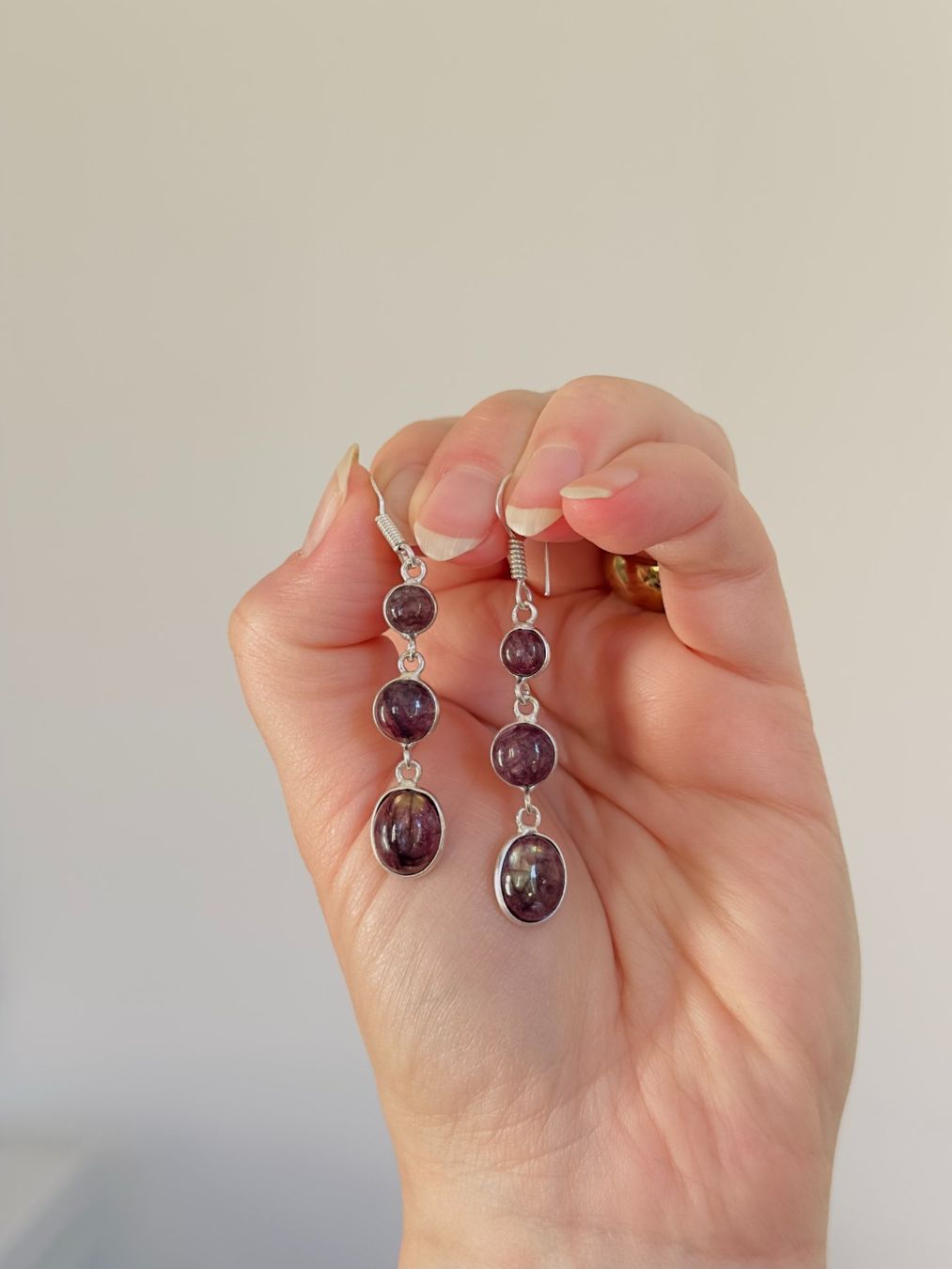 Orecchini pendenti & Orecchini a lobo: Color Enhanced Red Flash Labradorite earrings – Nuovo e nell'imballaggio originale da Genève venduto da AGBERG 2