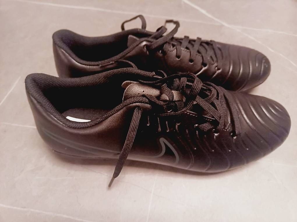 Nike Herrenschuhe: Fussballschuhe Nike 50 % Rabatt  Gr. 40 – Neu und originalverpackt aus Staufen von fbe_v8pv 1