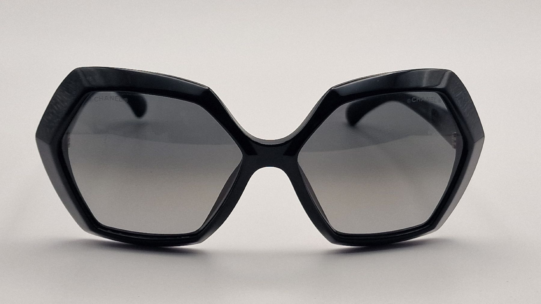 Chanel Occhiali & Lenti: CHANEL Sonnenbrille – Nuovo (secondo la descrizione) da Frauenfeld venduto da luckyOne29