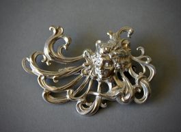 JUGENDSTIL (?) BROSCHE, METALL VERSILBERT, EIN FRAUENKOPF.