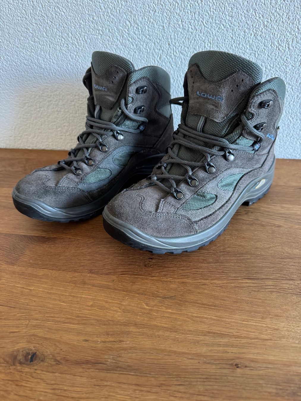 Lowa Scarpe da uomo: Lowa Wanderschuhe Gr 41 – Usato da Frauenfeld venduto da max11116