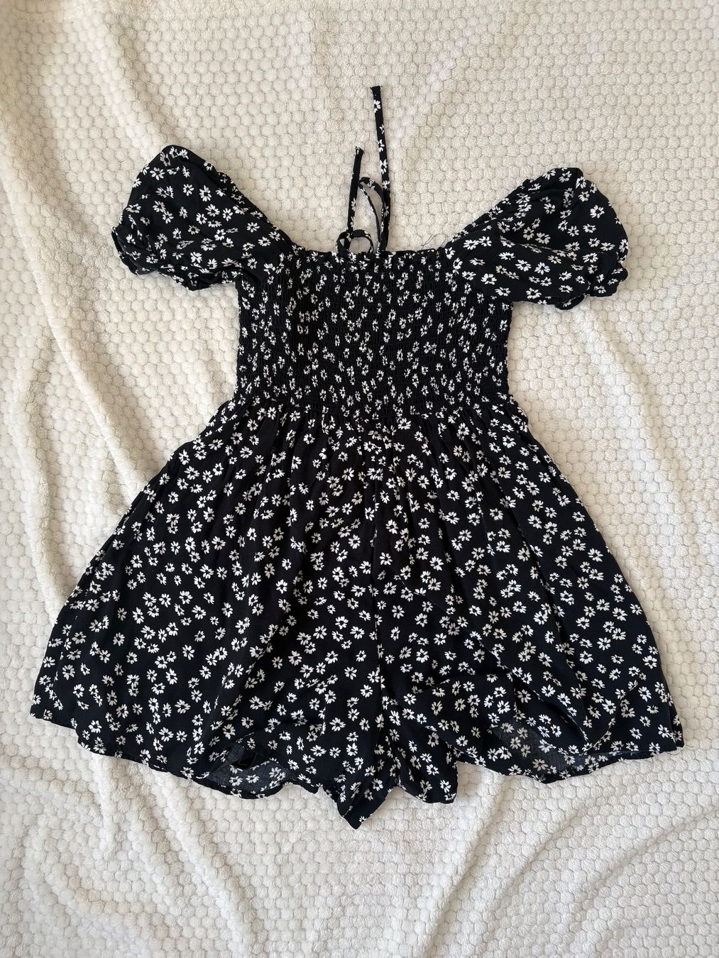 Robes: robe noire avec petites fleurs blanches – D'occasion à Sorens par ma.stlz 1