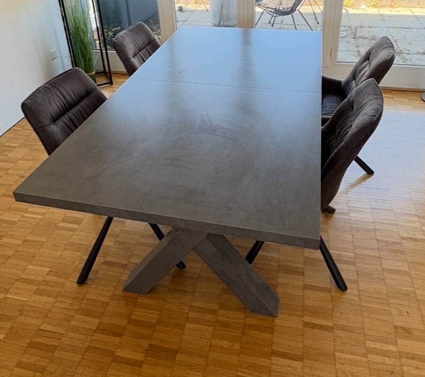 Tables: Moderner Esstisch mit 4 bequemen Polsterstühlen – D'occasion à Wettingen par luc_skt2