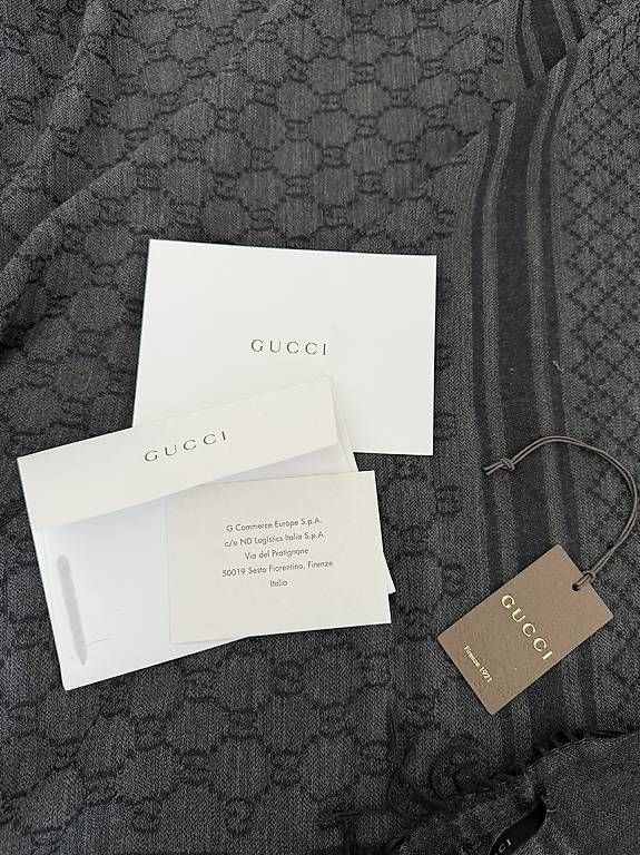 Gucci Foulard & Sciarpe: Gucci quadratischer Wollschal  Grau – Usato da Zürich venduto da My_little_boutique 4