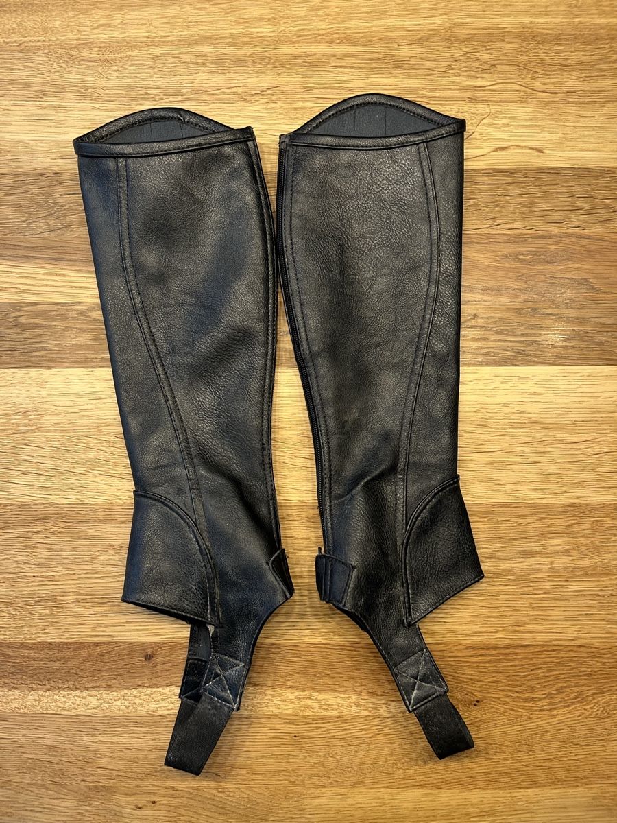 Stinchiere & Fasciature: Schwarze Leder Chaps / Stiefelschäfte - Top! – Usato da Wimmis venduto da Sylsd 1