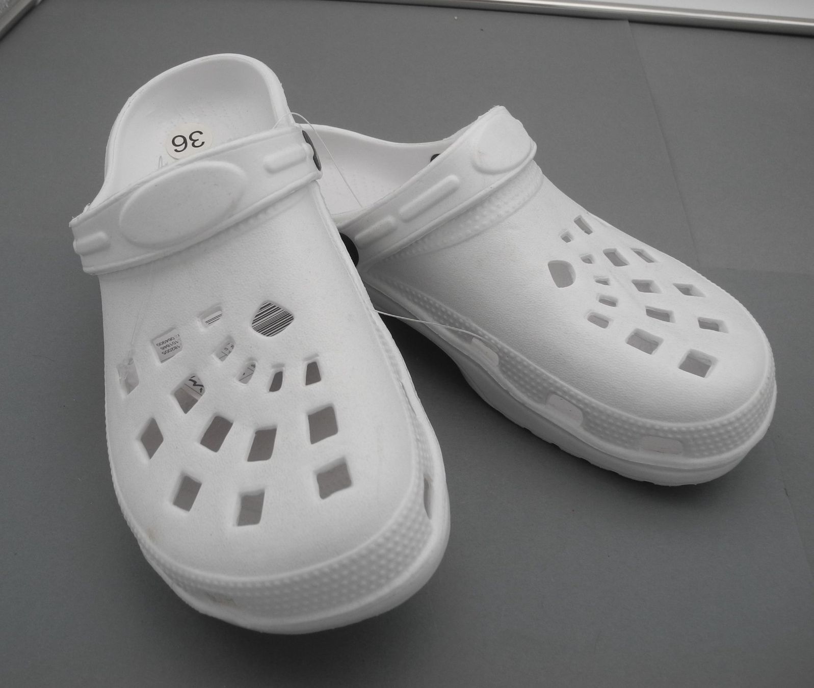 Scarpe da donna: Damen Clogs weiss, Grösse 36, Nr. Q12 – Nuovo (secondo la descrizione) da Kottwil venduto da Crazyrolf 1