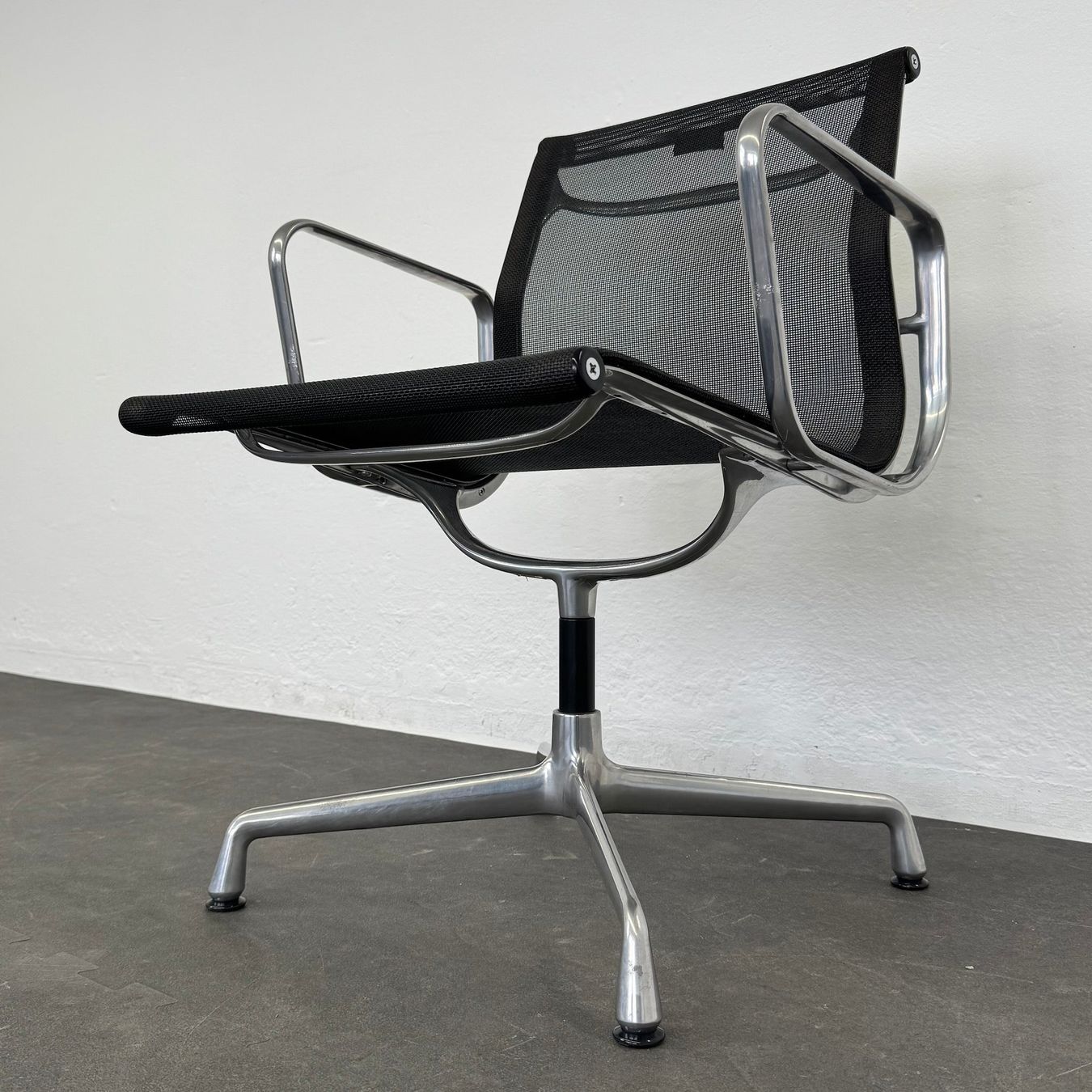 Sedie: Vitra Eames Alu Chair EA107 Netz – Usato da Schönenwerd venduto da mcofficeshop 6