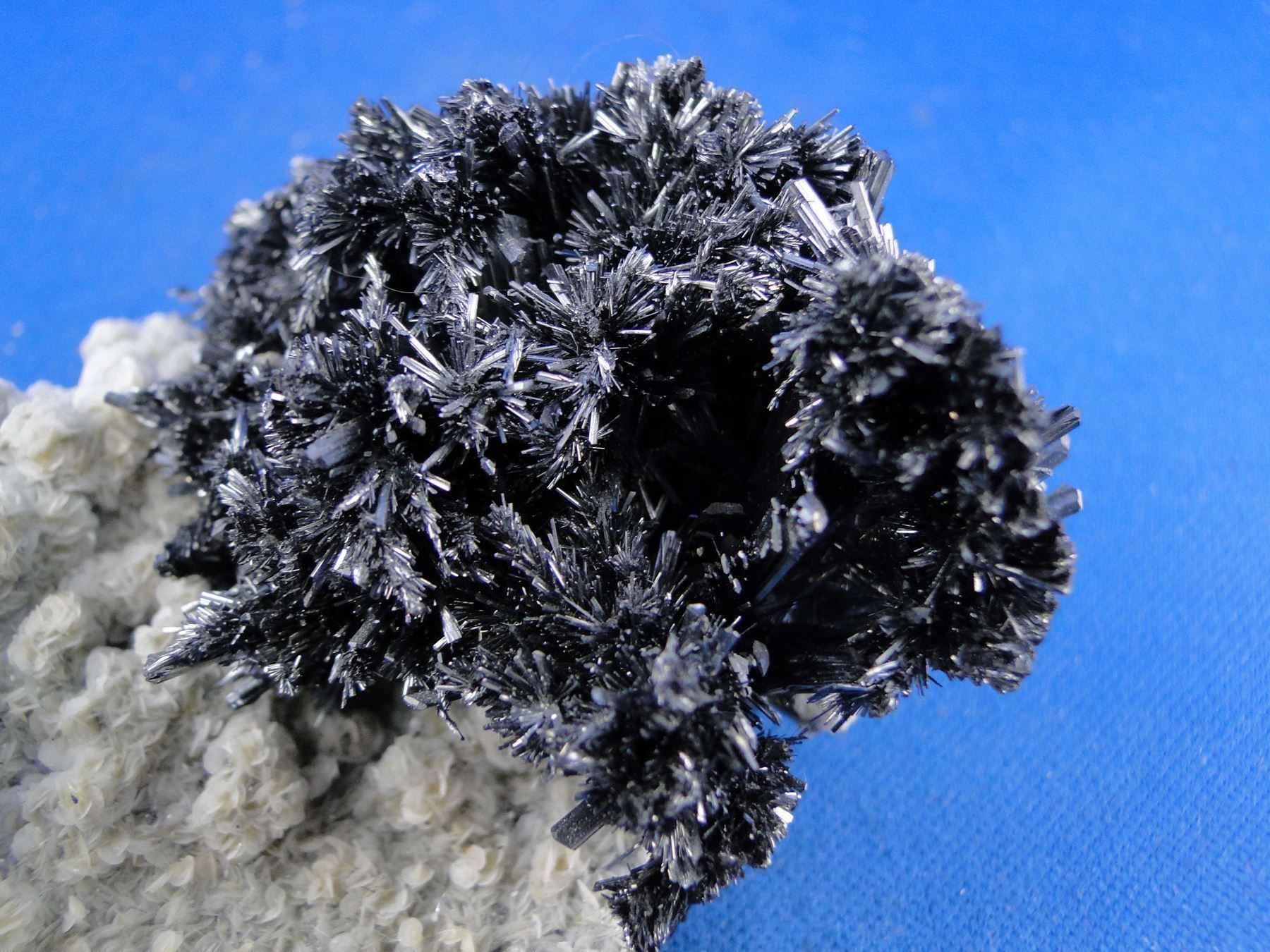 Minerali & Pietre curative: Stibnit auf Calcit – Usato da Schinznach Bad venduto da Demerald 6