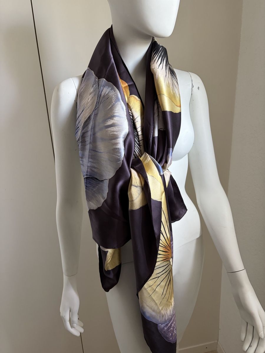 Fabric Frontline Foulard & Sciarpe: Frontline Seidenschal  mit Blumenmuster quadratisch  – Usato da Winterthur venduto da silen