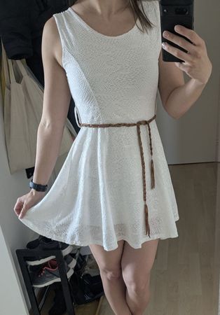 White lace sleeveless dress