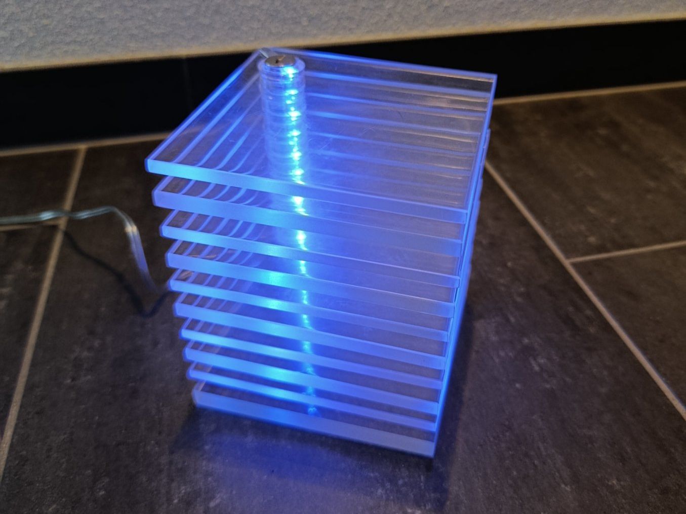 Ikea Lampade: Ikea TYBBLE Plexiglas Tischlampe 2003 – Usato da Wil SG venduto da Donaldus 2