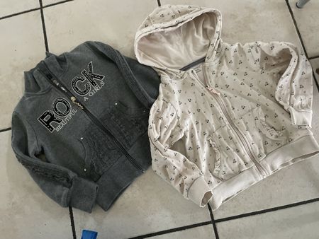2 Kapuzenjacken für Mädchen Grösse 98 bis 104 Set