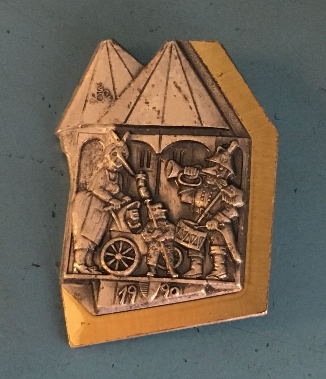 Plaketten & Abzeichen: Fasnachtsplakette Luzern GOLD 1990 – Gebraucht aus Obernau von Wgnom