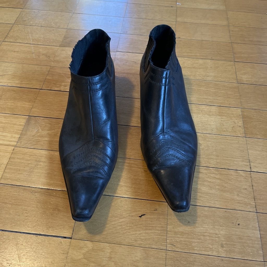 Damenschuhe: Tiefe Stiefel mit spitzigem Absatz – Gebraucht aus Zürich von lalelila