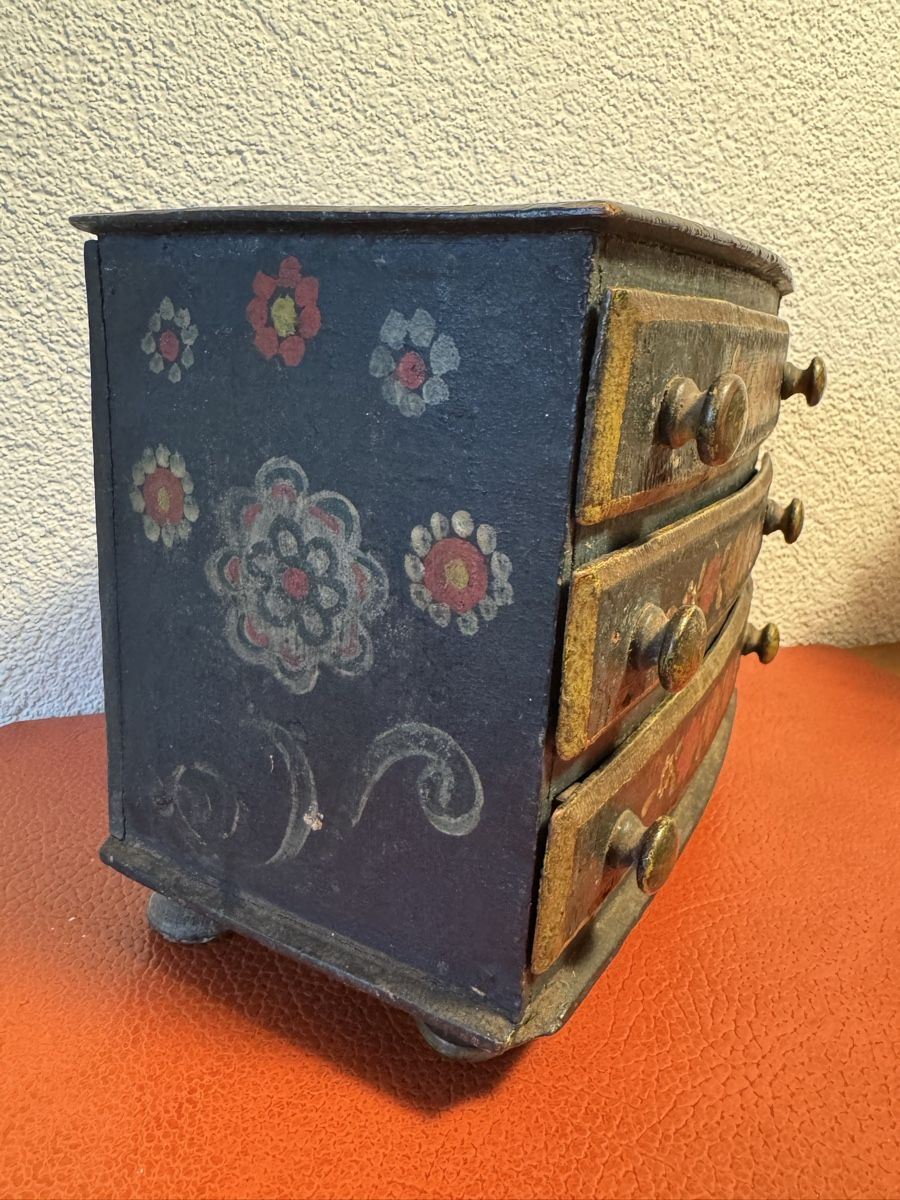 Cassettiere: Modell einer alpenländisch gefassten Kommode um 1800 – Usato da siebnen venduto da minte 1