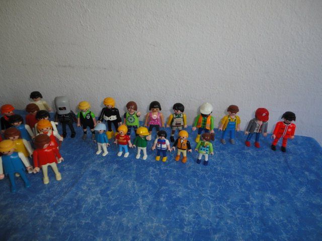Playmobil Giocattoli: PLAYMOBIL 28 FIGUREN – Usato da Teufen AR venduto da Donschabl 1