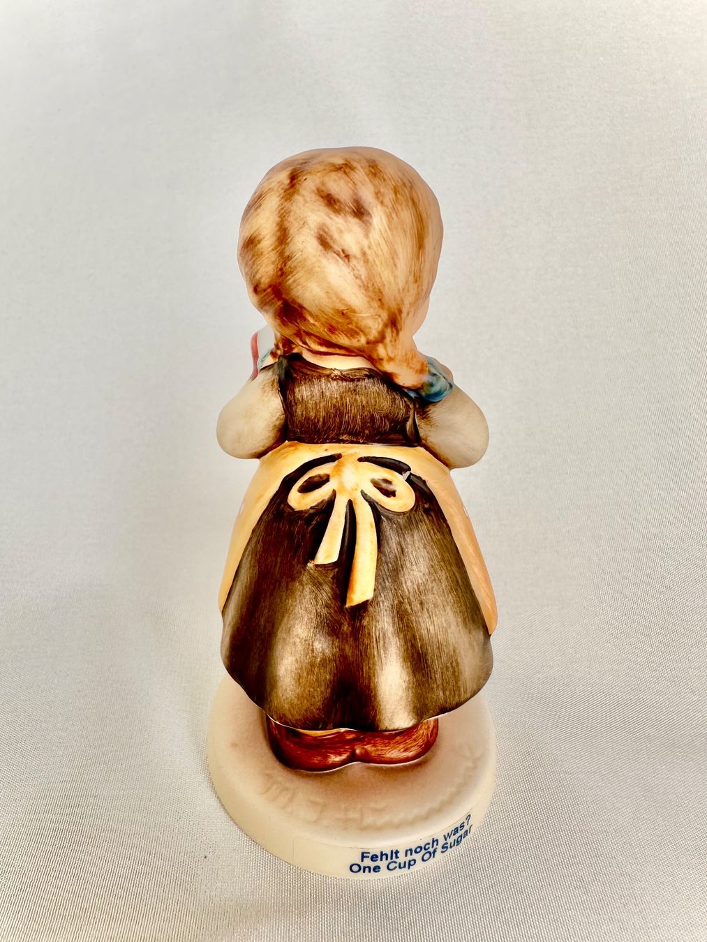 Hummel Statuette: Goebel Hummel Figur Mädchen "Fehlt noch was?" mit Plattform – Usato da Steinen venduto da SputnikSweetheart 4