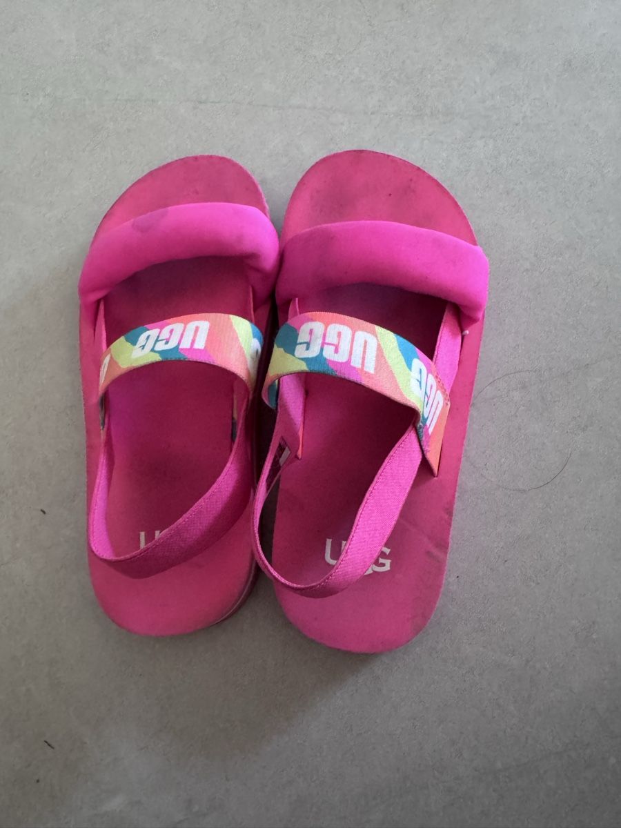 Ugg Scarpe per ragazze: UGG Sandalen Pink Grösse 32.5 gebraucht – Usato da Zürich venduto da rak_t2vf