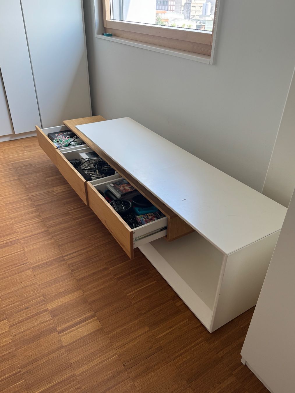 Mobili TV: Modern TV lowboard - white & solid oak – Usato da Baar venduto da brannen17 1