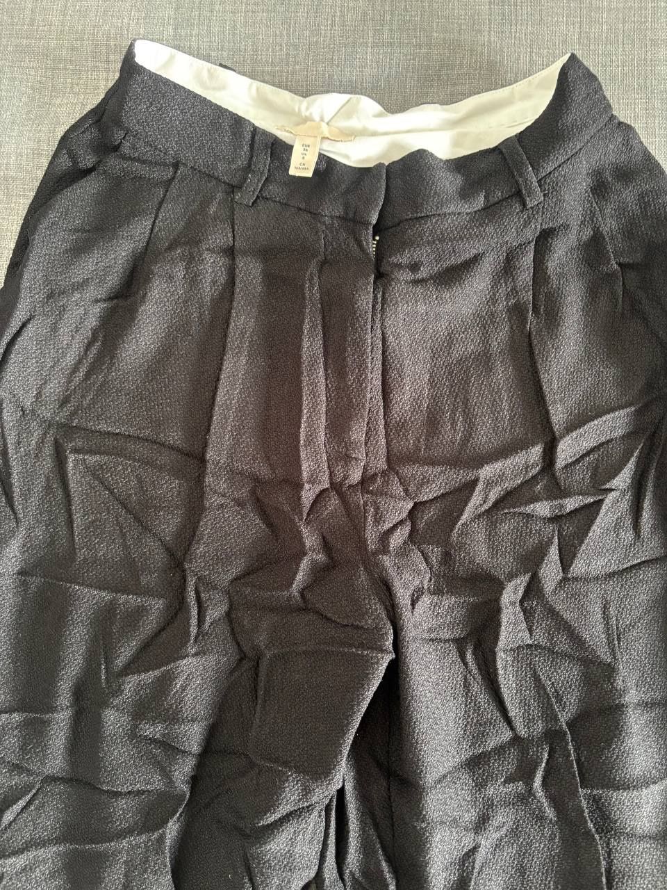 H&M Pantaloni: Pantalon noir texturé, sans taches – Usato da Genève venduto da lui_f9dv