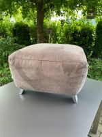 Moderner Sitzhocker / Pouf in Kunstlederoptik – grau