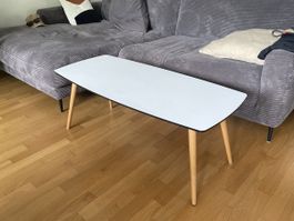 Moderner Couchtisch, weiss mit Holzfüssen - Top Zustand!