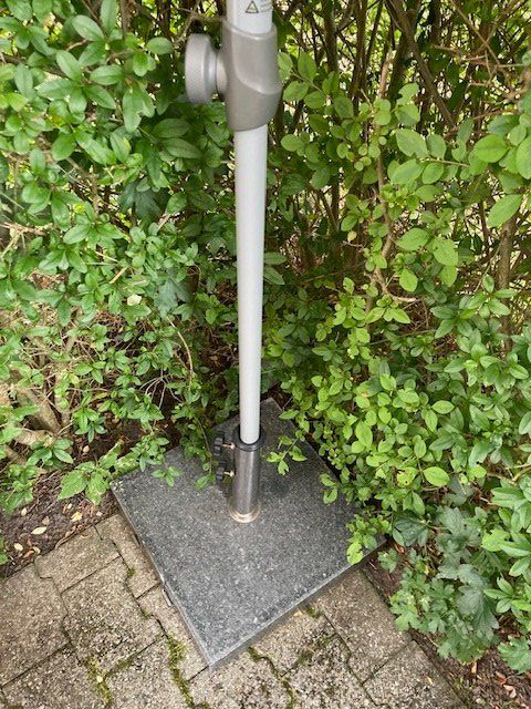 Parasols: Sonnenschirm mit Sockel – D'occasion à Hinwil par Rohland01 2
