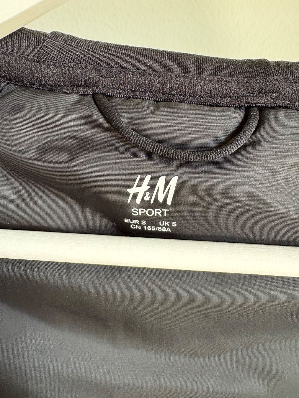 H&M Jacken: Schwarze Sportjacke mit Kapuze – Neu (gemäss Beschreibung) aus Zürich von bbbggg 5