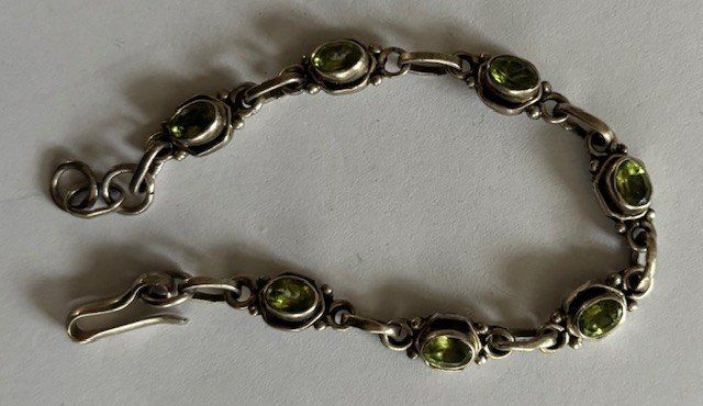 Bracelets: Silber Armband, grüne Steine, ca 17cm lang – D'occasion à Basel par machplatz