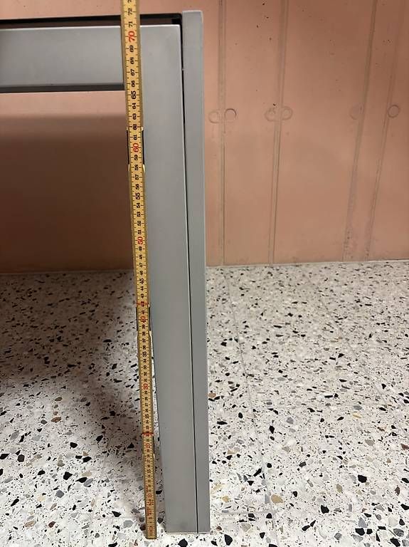 Tische: Tisch mit Schwarzglasplatte – Gebraucht aus Kriens von nor_5ph9 1