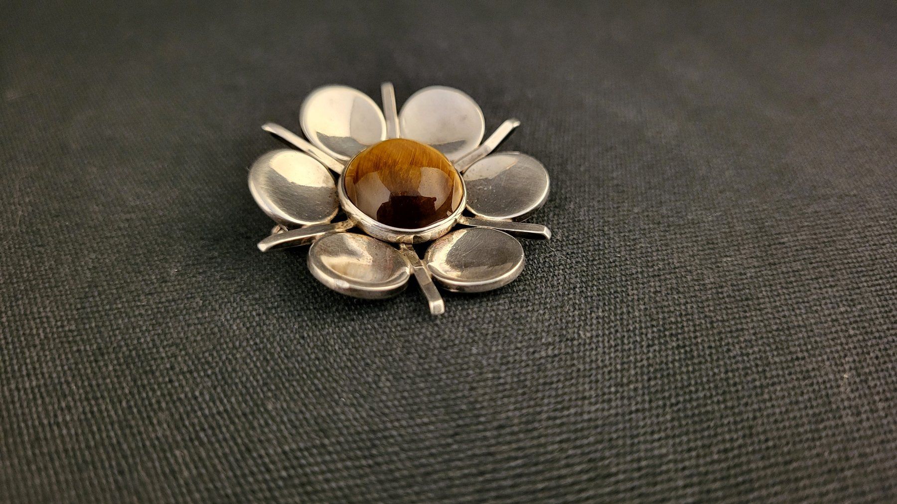 Spille & Fermagli: Vintage Designer-Brosche Silber/Tigerauge – Usato da Basel venduto da spinne02