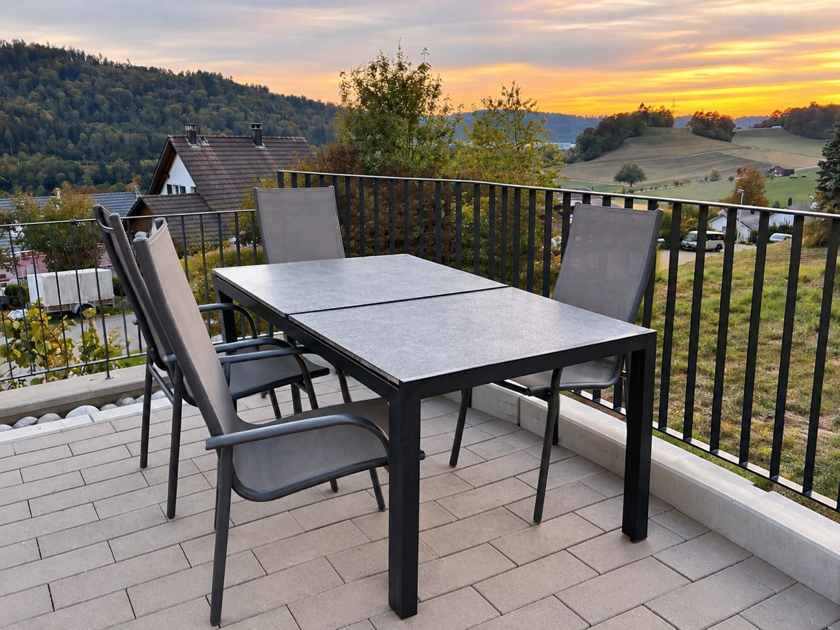 Tische: Massiver Tisch mit Steinplatten – Gebraucht aus Dättlikon von nscampi