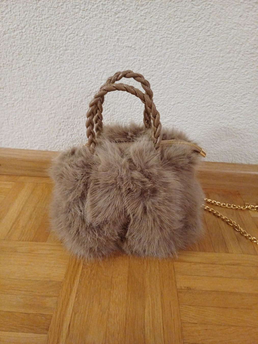 Borse da donna: Fluffy small Brown Handbag with Gold Chain – Nuovo (secondo la descrizione) da Dübendorf venduto da palemoon