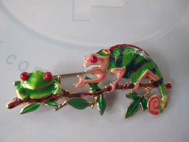 Schöne Brosche: Chamäleon und Frosch auf Ast, Goldfarben