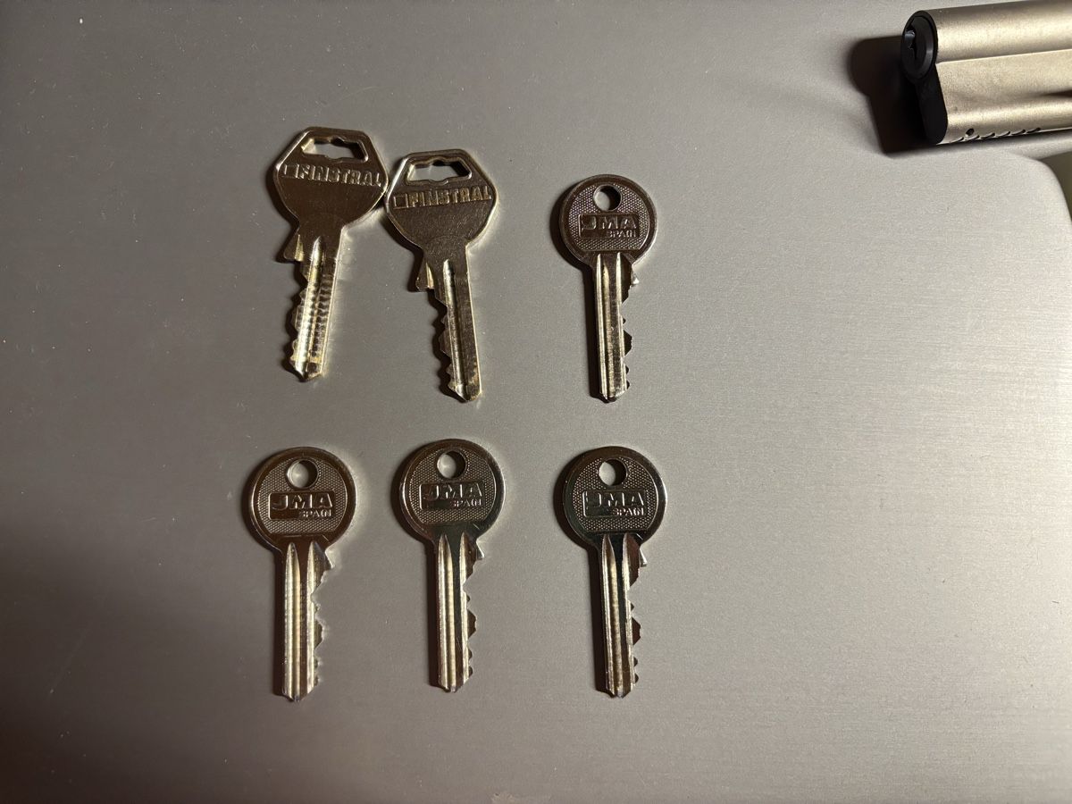 Cilindri per serratura: Cylindre de porte avec 6 clefs – Usato da Grône venduto da Phrs 3