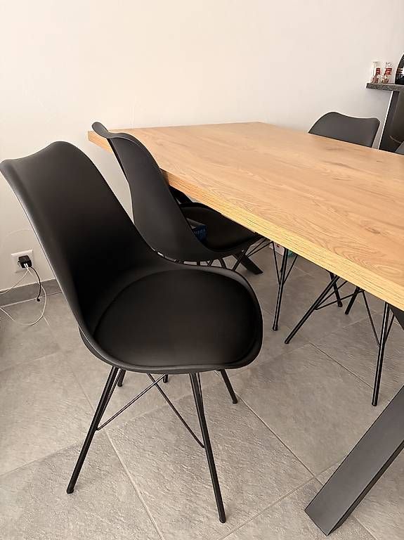 Set di tavolo e panche: Table et chaises très bon état  – Usato da Massongex venduto da anirbasam 2