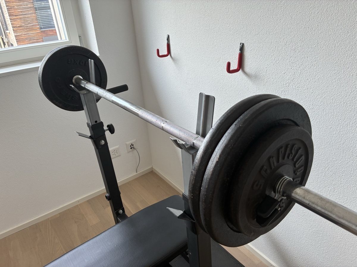 Hometrainer: Weight bench with weights and dumbbells – Usato da Aadorf venduto da pol_dd6j 1