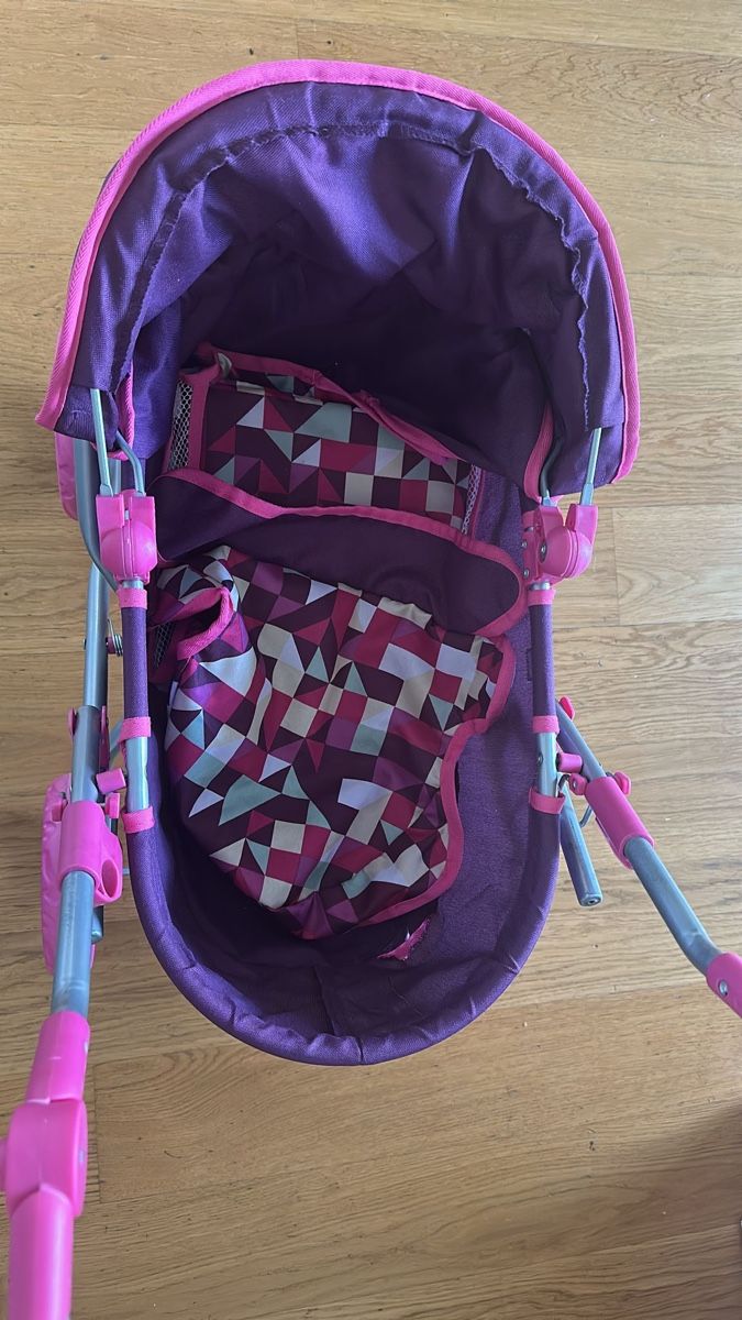 Voitures de poupées: Doll stroller purple pink geometric pattern good condition – D'occasion à Küsnacht ZH par rkaramanian