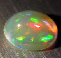 2,53 Karat farbfunkelnder Welo-Opal, fein geschliffen