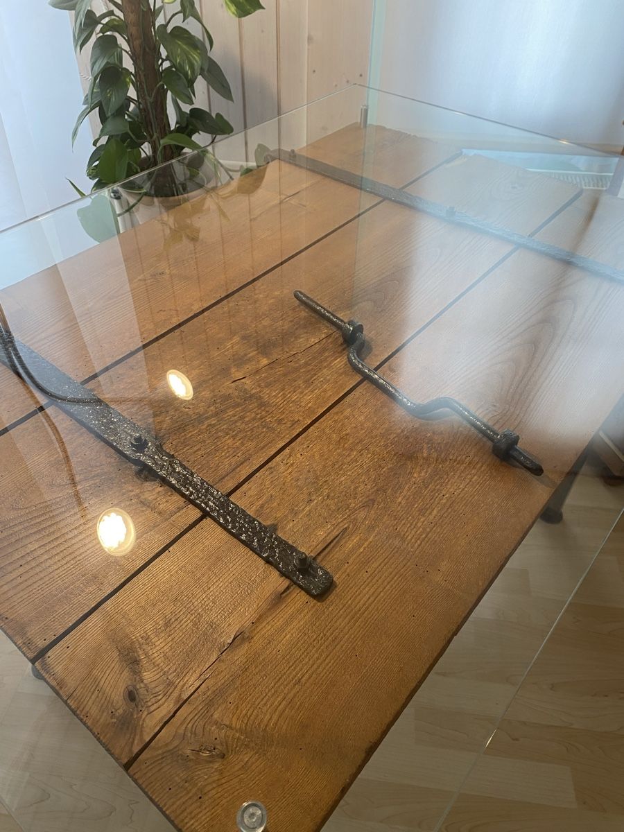Scrivanie: Rustikaler Holztisch mit Glasplatte, Handgefertigt! – Nuovo e nell'imballaggio originale da wichtrach venduto da elvena 6