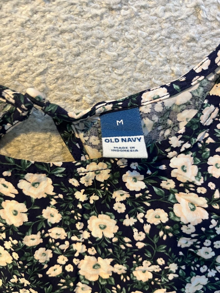 Vestiti: Old Navy Sommerkleid mit Blumenmuster – Nuovo (secondo la descrizione) da Zürich venduto da ole_8rwr 2