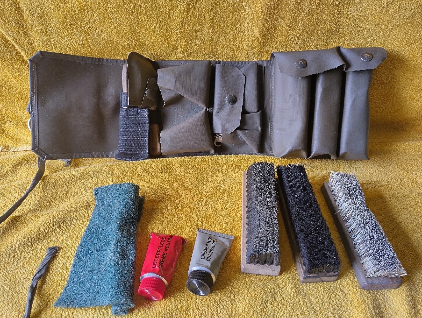 Schweizer Armee Pflegeprodukte: Original Schweizer Armee Schuhputzzeug, Komplett! – Gebraucht aus Uetendorf von hof_2rmq