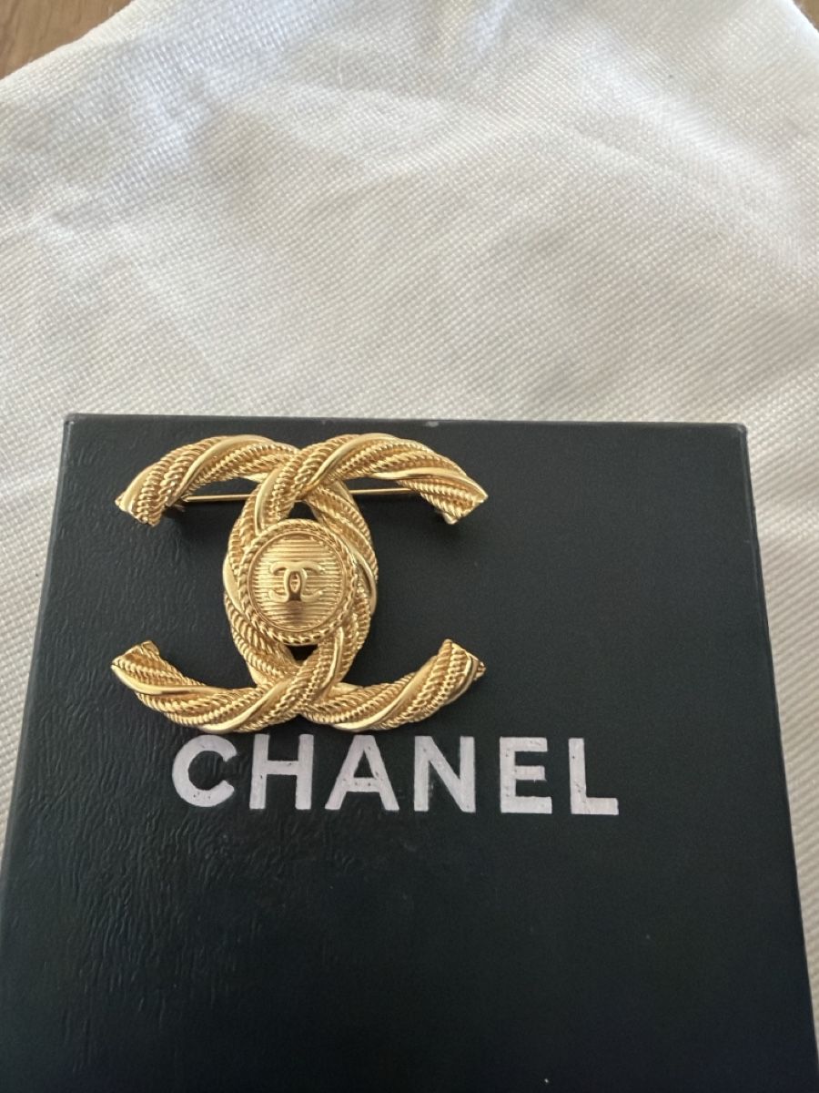Chanel Broschen & Nadeln: Chanel Brooch, Gold-Tone CC Logo, Elegant Accessory – Gebraucht aus Geneve von esp_8rbh 1