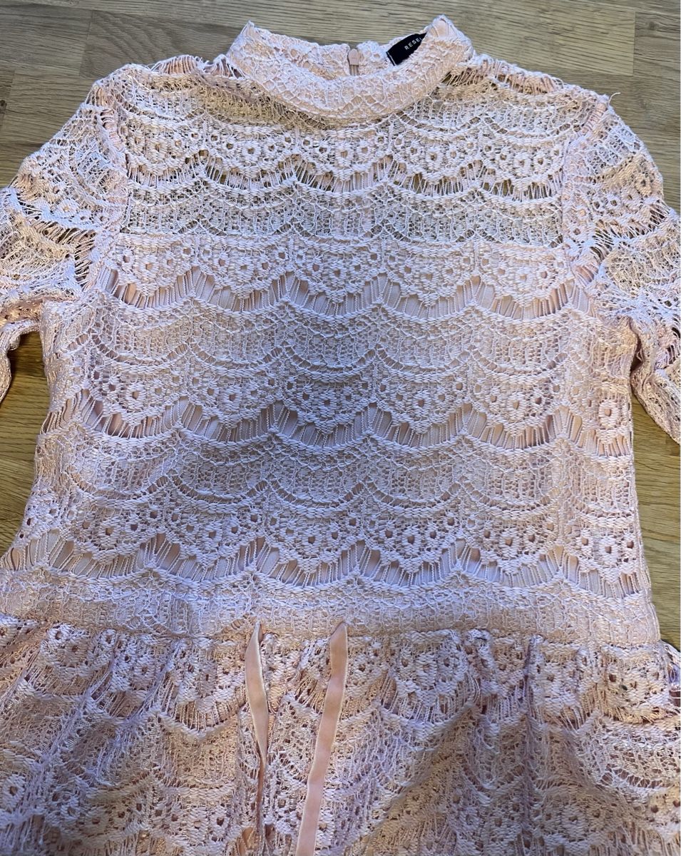 Robes: Pinkes Spitzenkleid Reserved Gr. 34 – D'occasion à Zollikerberg par Huglina 3
