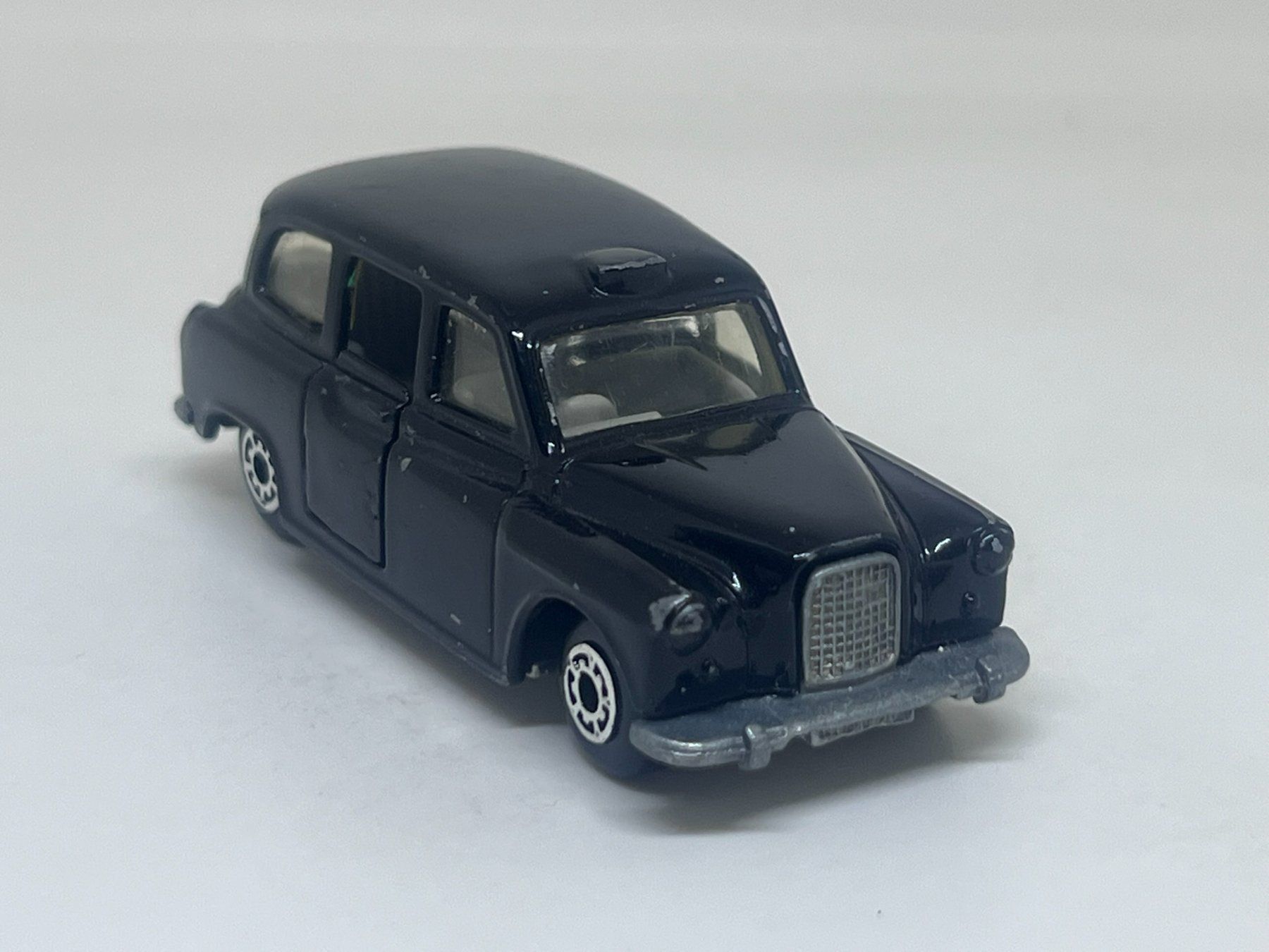 Matchbox Modellautos: Matchbox Carbodies Taxi #700 – Gebraucht aus Wildegg von LaaBoutique
