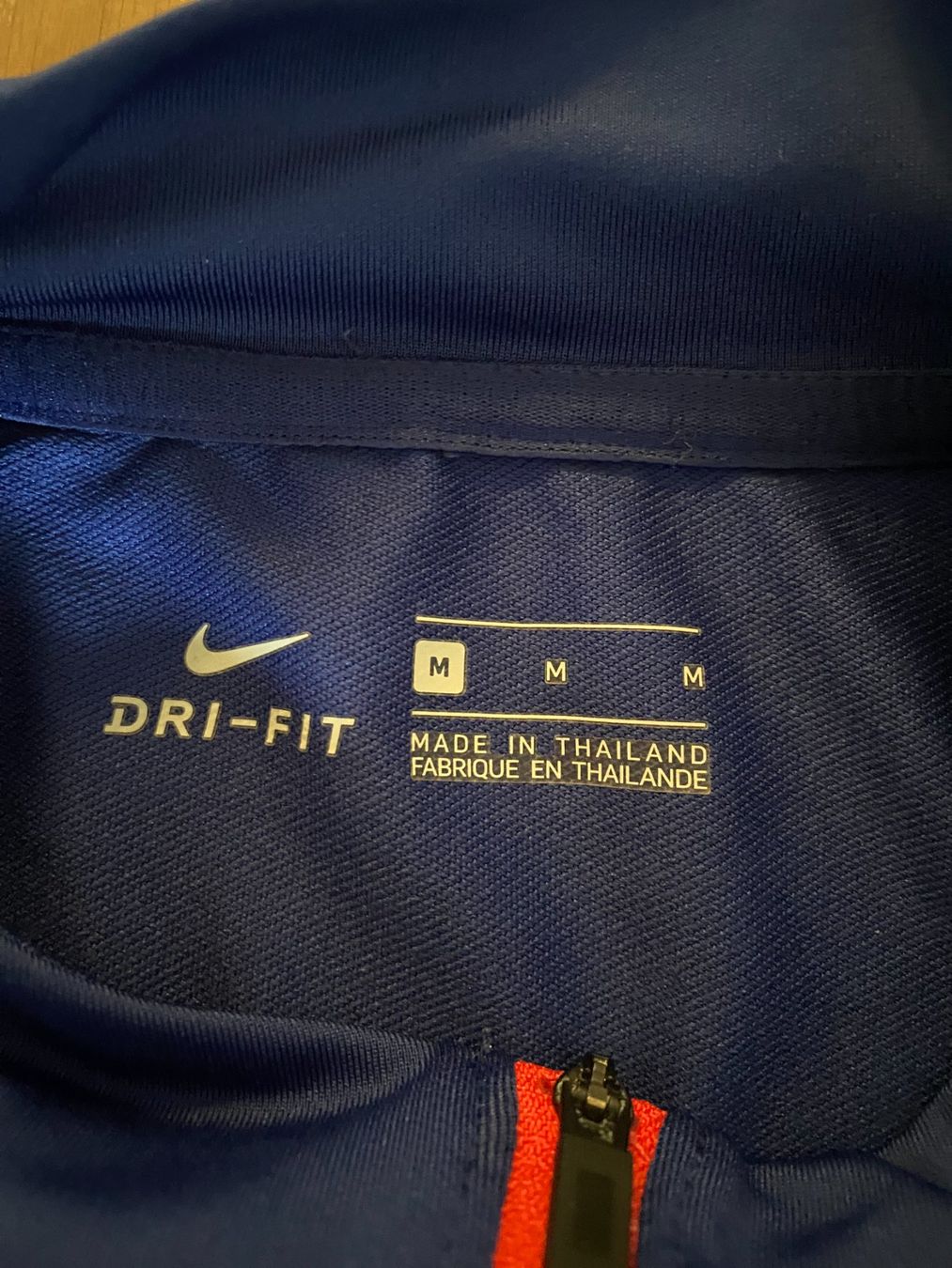 Nike Maillots de corps & Pantalons: Pull d’entraînement du FC Barcelone Taille M – D'occasion à Rossemaison par Carduelis 2